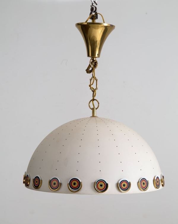 Lampadario in metallo verniciato bianco satinato con murrine e fondo in vetro. ...