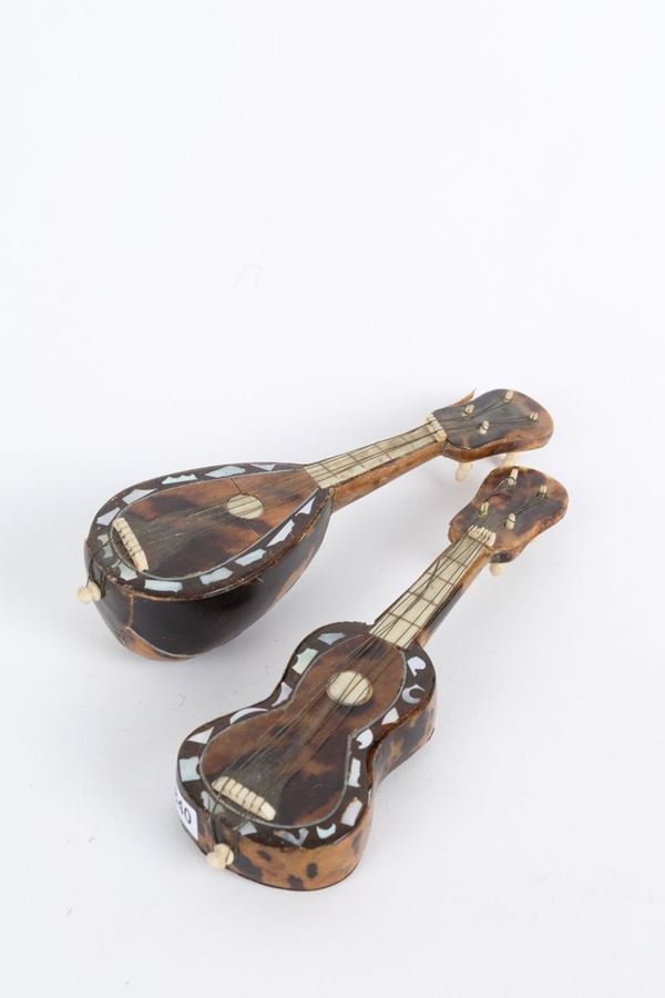 Due modellini di chitarra e mandolino in tartaruga, avorio e madreperla. Napoli...
