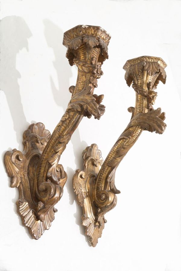 Coppia di portaceri in legno intagliato e dorato a mecca. Napoli. XVIII secolo....