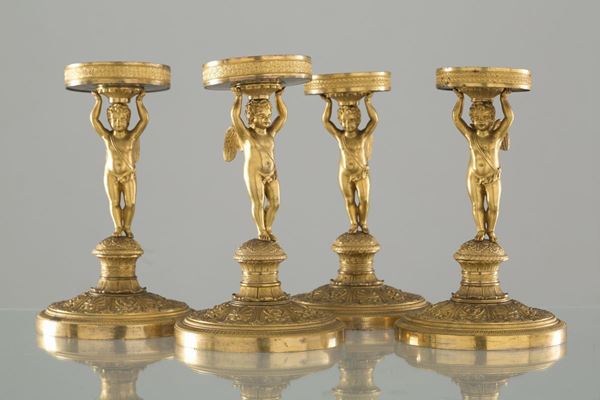 Quattro alzatine in bronzo cesellato e dorato raff. ''PUTTI ALATI''. Seconda me...