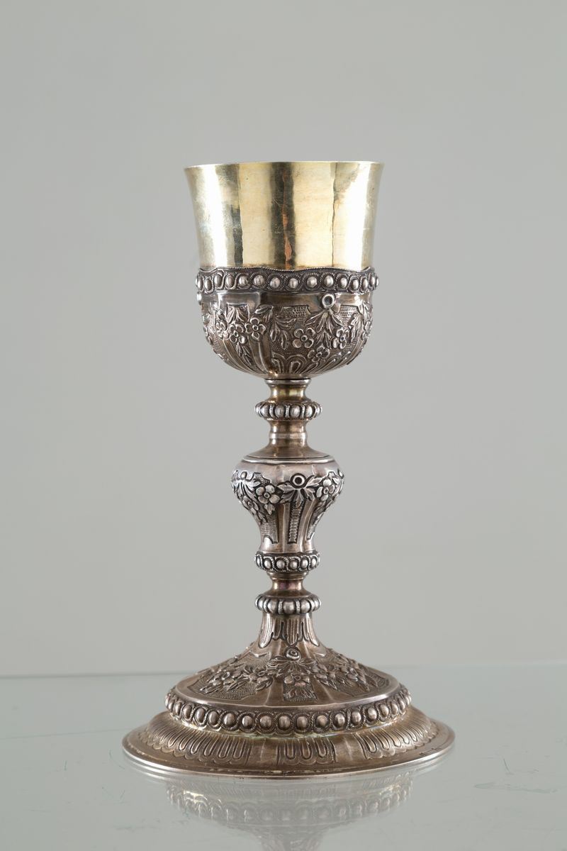 Calice in argento vermail finemente cesellato a motivi floreali, gr. 446 ca . I...
