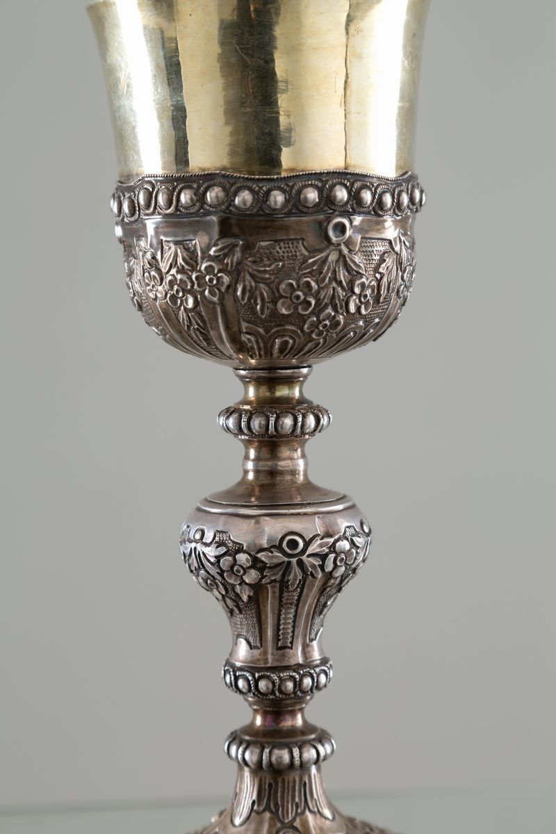 Calice in argento vermail finemente cesellato a motivi floreali, gr. 446 ca . I...