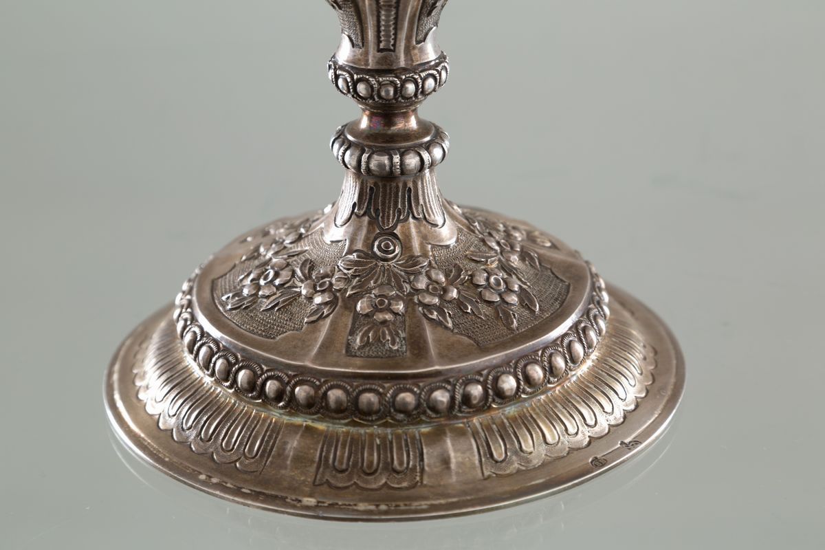 Calice in argento vermail finemente cesellato a motivi floreali, gr. 446 ca . I...