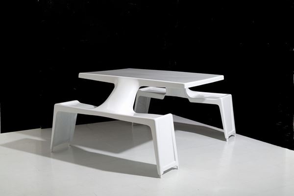 ALBERTO ROSSELLI - ALBERTO ROSSELLI (Attr.) (Palermo, 1921 - Milano, 1976). Tavolo Space Age con p...
