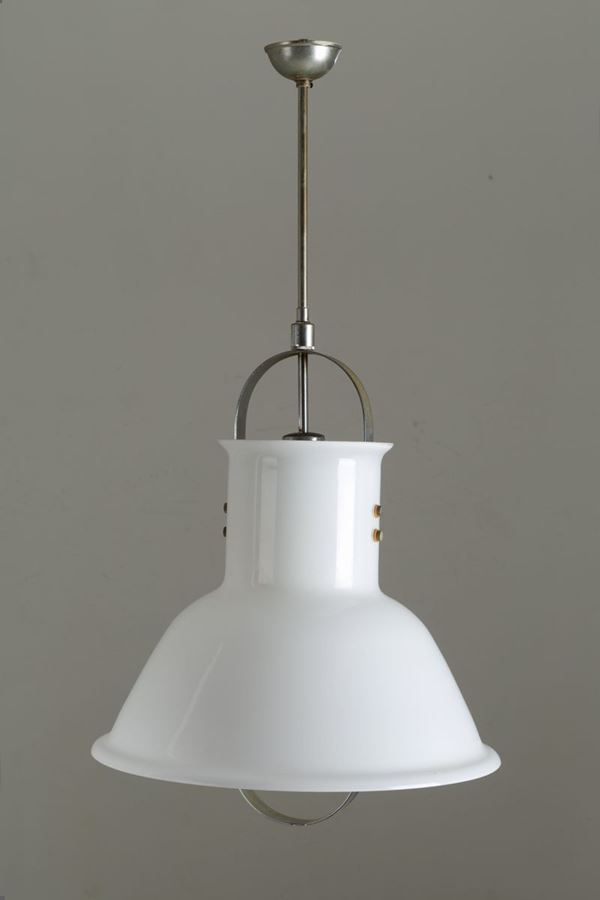 Lampadario in metallo nichelato e vetro bianco. Manifattura italiana. Anni '60....