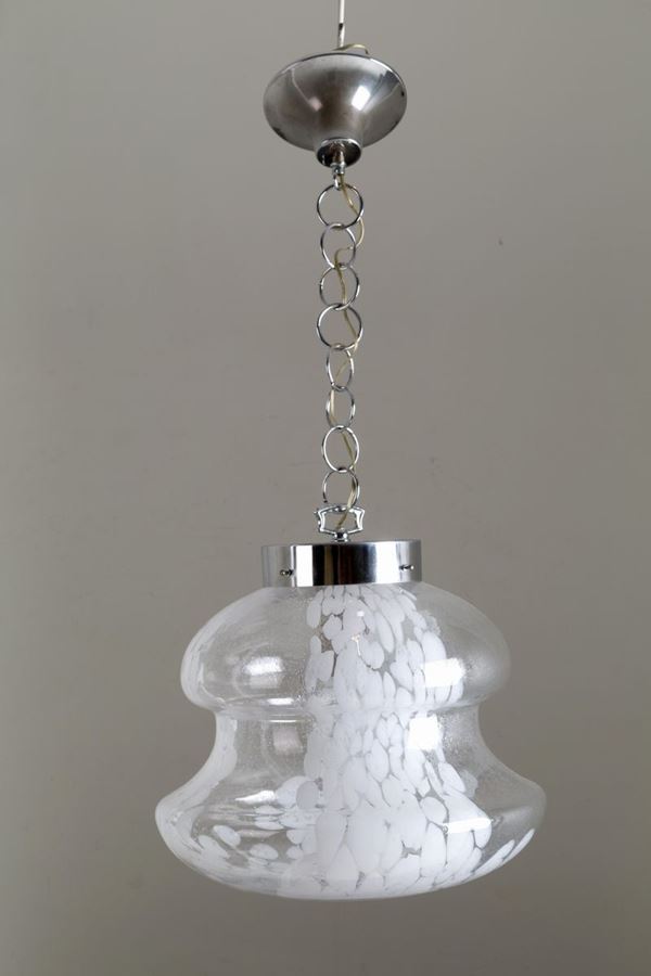 Lampadario in vetro trasparente e bianco con struttura in metallo cromato. Mani...