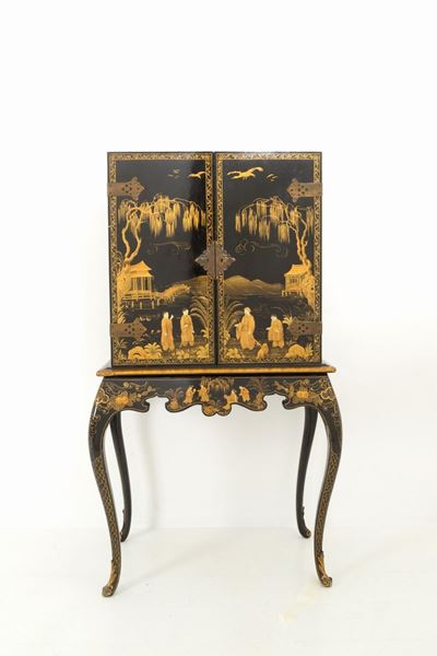 Stipo in Legno Laccato Nero con Decorazioni in Oro a Chinoiserie. Inizi XX Seco...