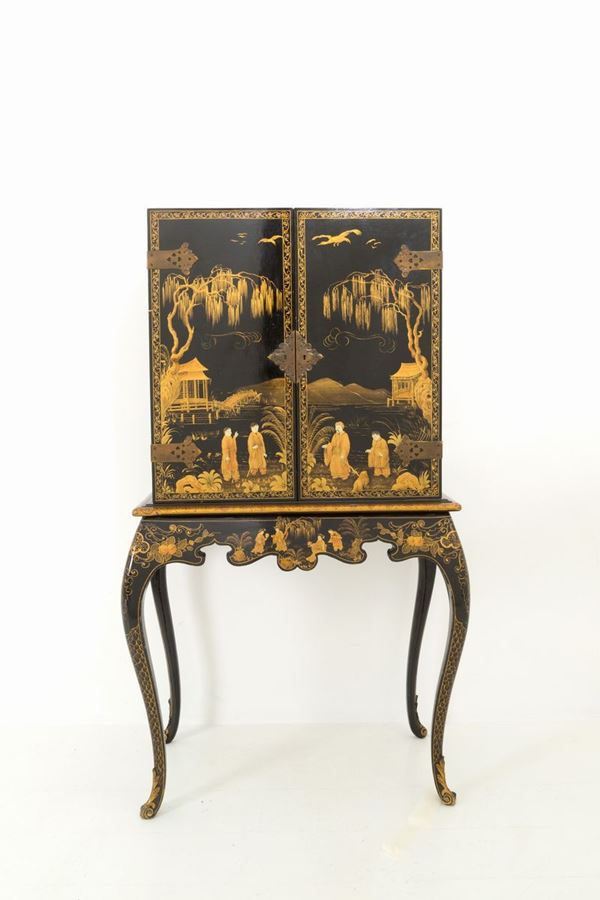 Stipo in legno laccato nero con decorazioni in oro a chinoiserie. Inizi XX seco...