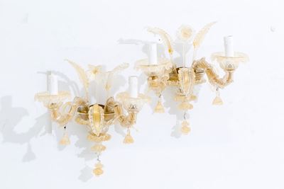 Coppia di Applique Due Luci in Vetro di Murano Trasparente e Oro con Foglie e F...