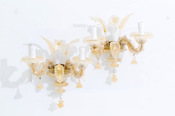 Coppia di applique due luci in vetro di Murano trasparente e oro con foglie e f...