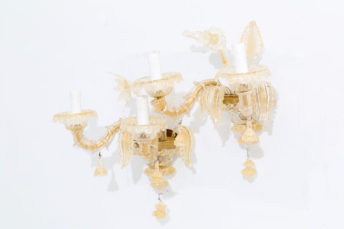 Coppia di Applique Due Luci in Vetro di Murano Trasparente e Oro con Foglie e F...