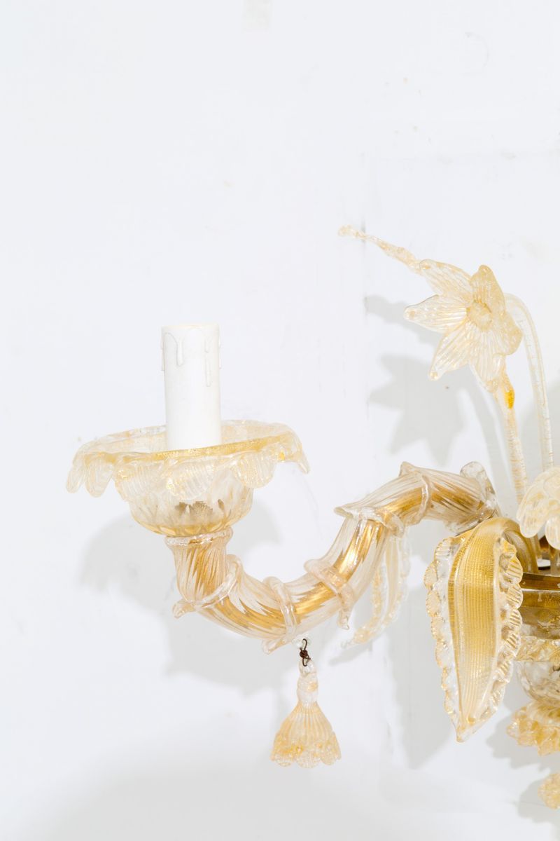 Coppia di Applique Due Luci in Vetro di Murano Trasparente e Oro con Foglie e F...