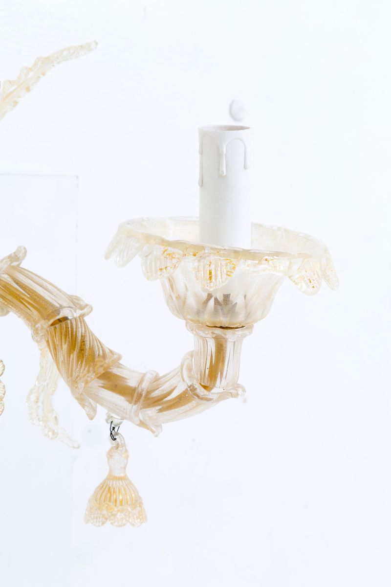 Coppia di Applique Due Luci in Vetro di Murano Trasparente e Oro con Foglie e F...