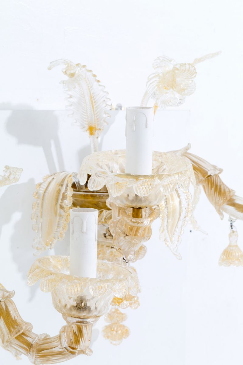 Coppia di Applique Due Luci in Vetro di Murano Trasparente e Oro con Foglie e F...