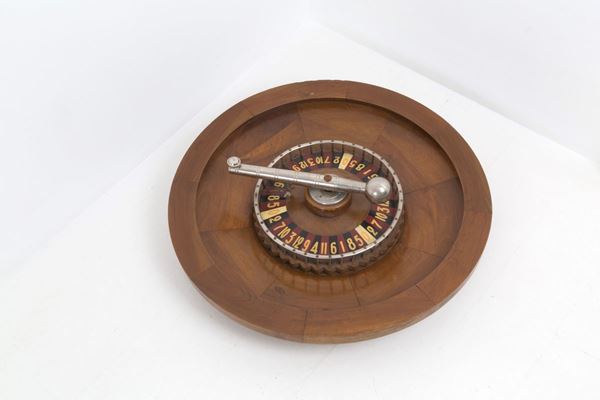 Roulette da tavolo a triplo zero in legno e acciaio con numeri dipinti. Manifat...