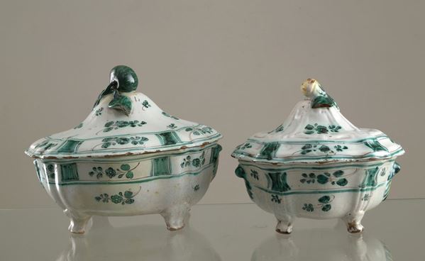 Due zuppiere in maiolica di Cerreto. XVIII secolo. Difetti. 
Mis. Lung. cm. 27...