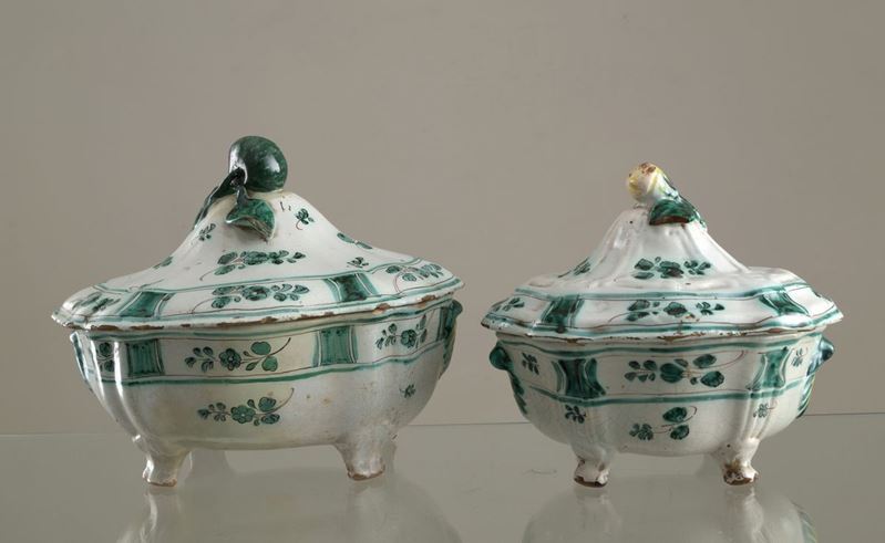 Due Zuppiere in Maiolica di Cerreto. XVIII Secolo. Difetti. Mis. Lung. CM. 27...