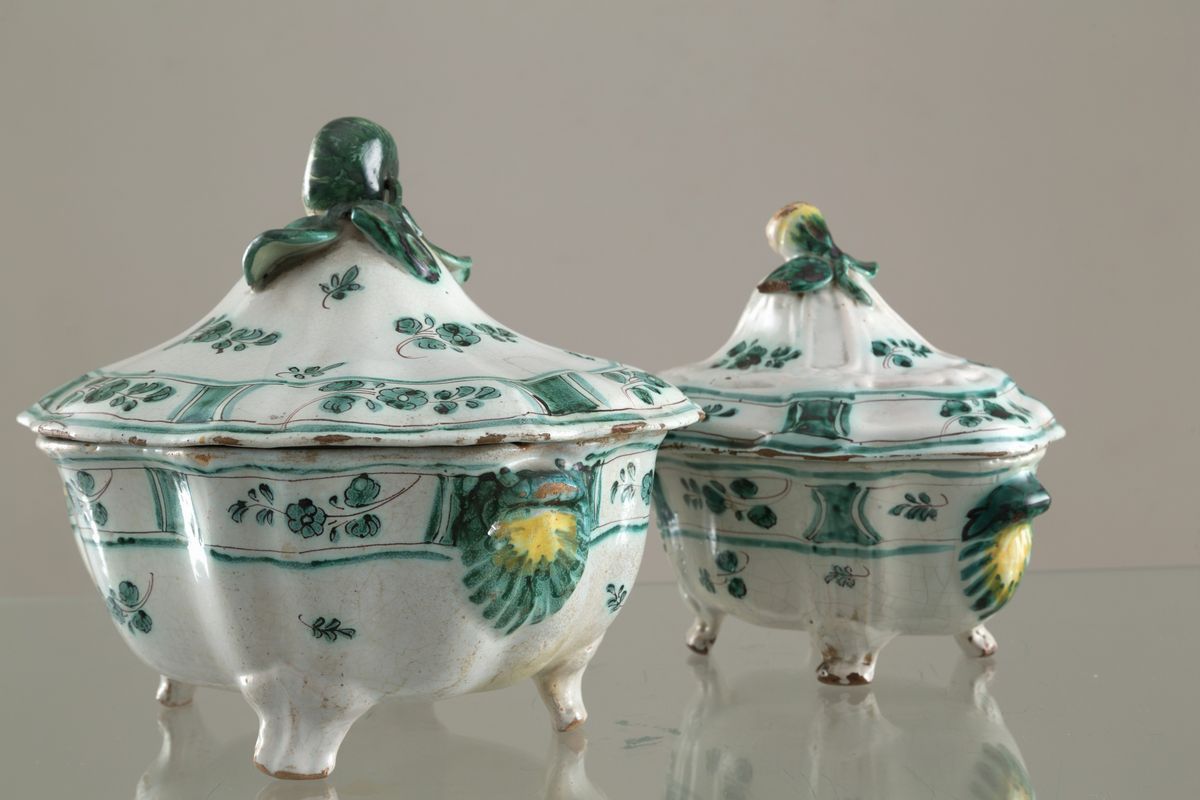 Due Zuppiere in Maiolica di Cerreto. XVIII Secolo. Difetti. Mis. Lung. CM. 27...