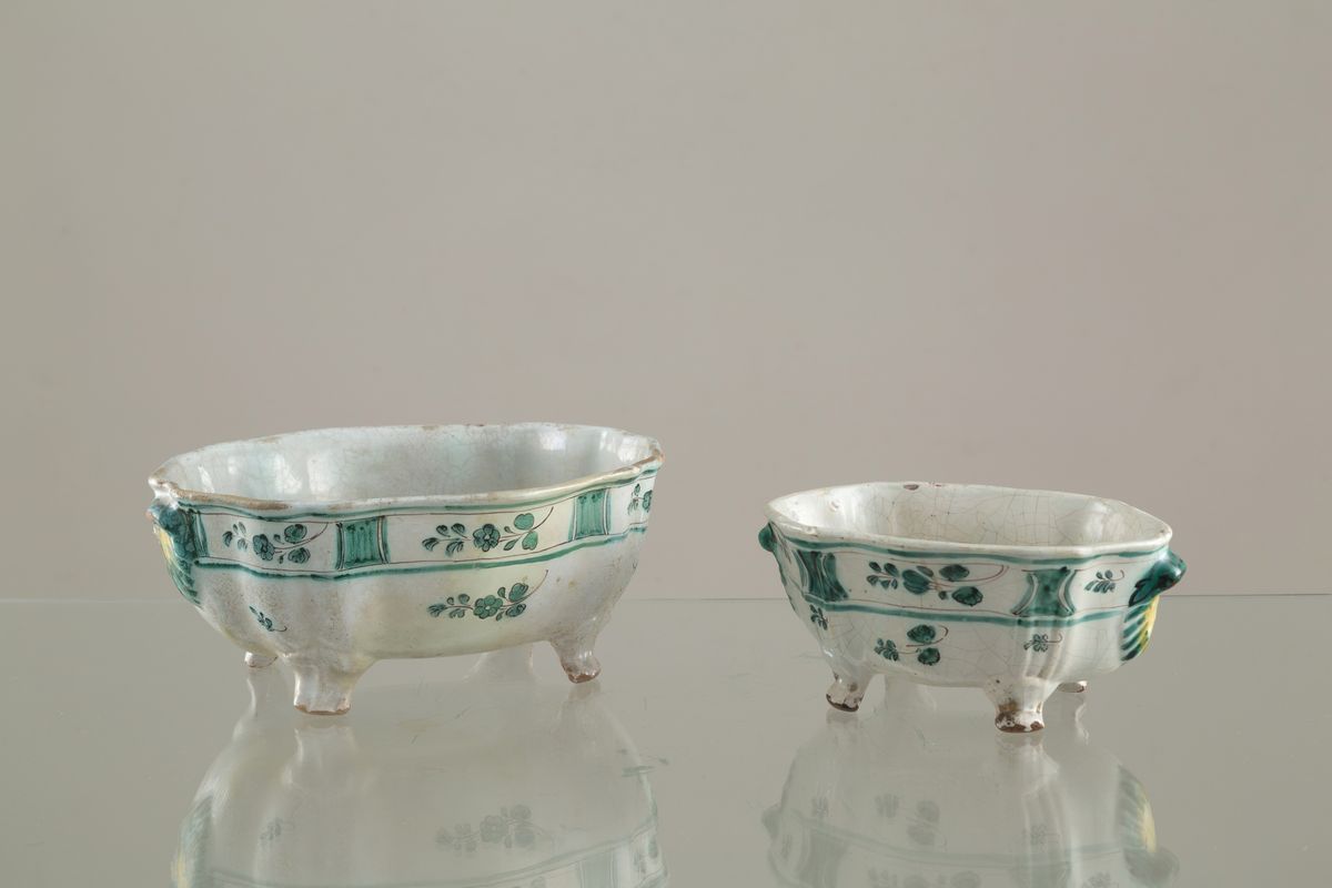 Due Zuppiere in Maiolica di Cerreto. XVIII Secolo. Difetti. Mis. Lung. CM. 27...