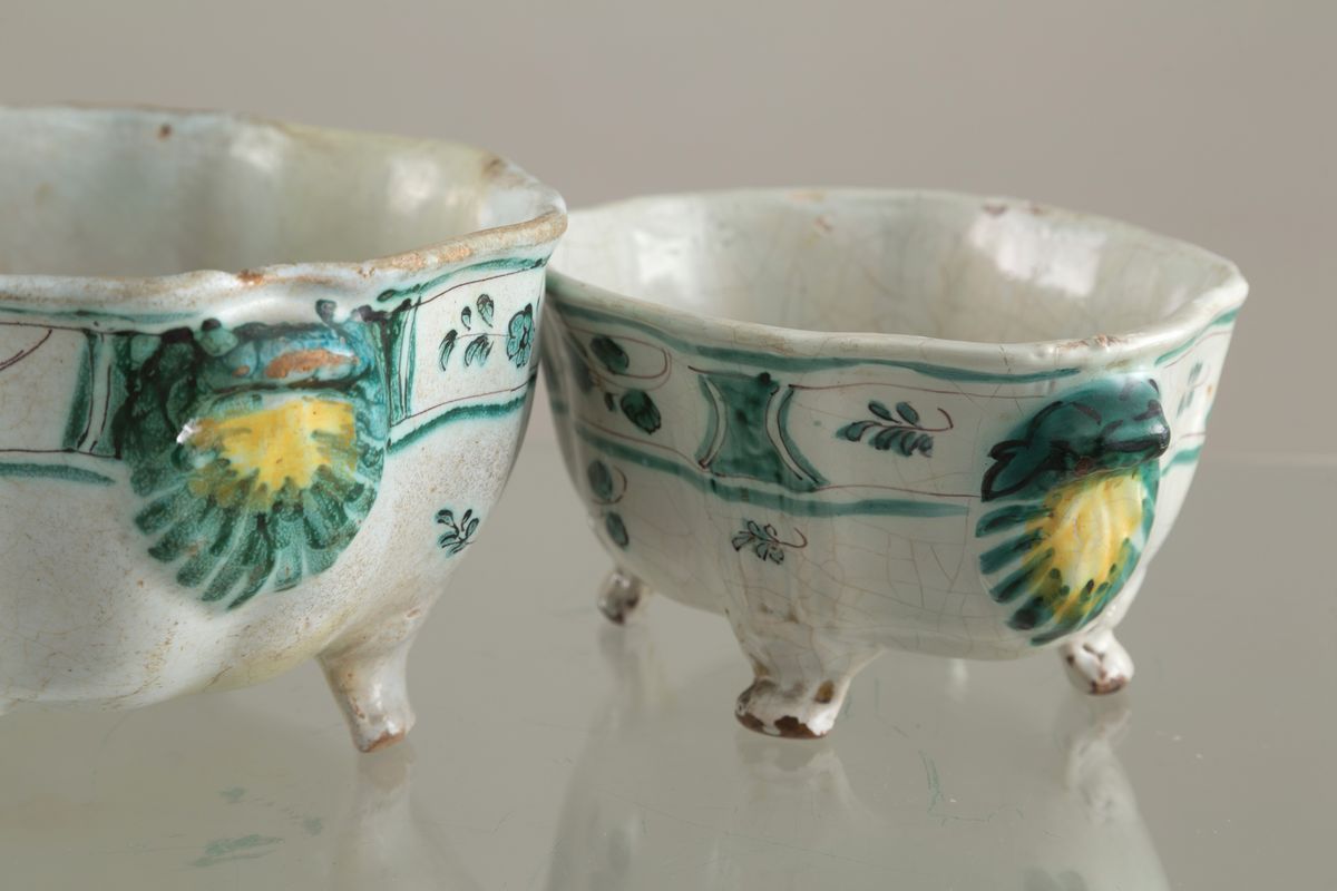 Due Zuppiere in Maiolica di Cerreto. XVIII Secolo. Difetti. Mis. Lung. CM. 27...