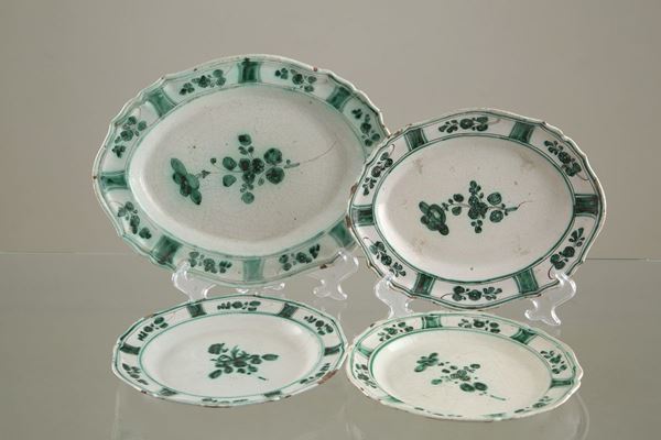 Due vassoi e due piatti in maiolica di Cerreto. XVIII secolo. Lievi difetti.
M...