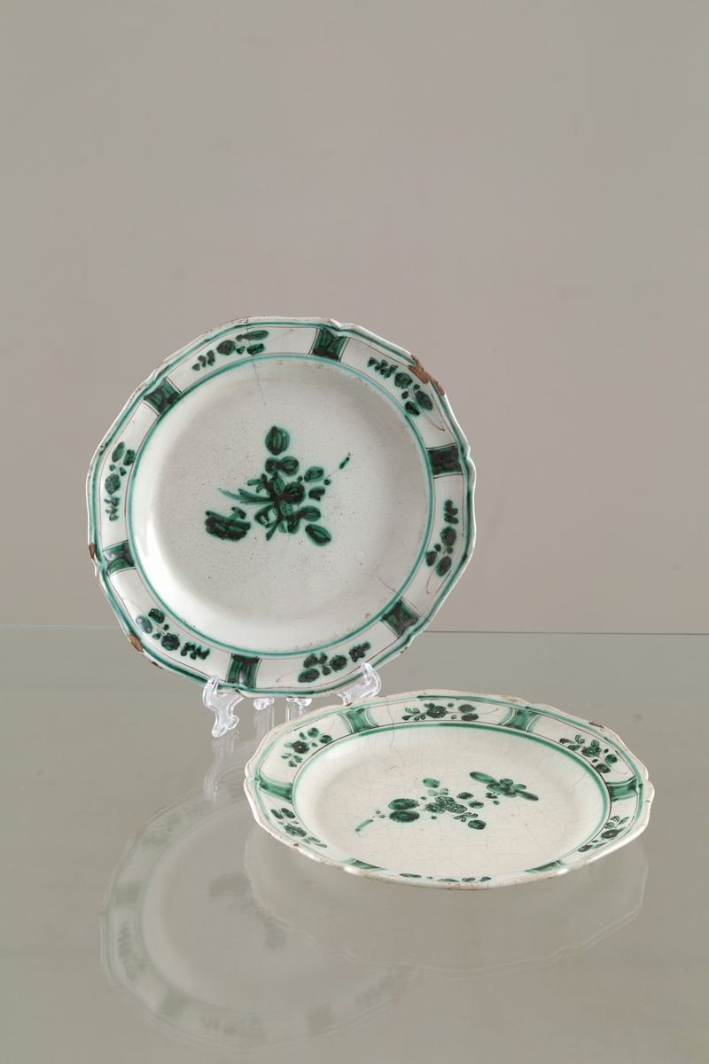 Due Vassoi e Due Piatti in Maiolica di Cerreto. XVIII Secolo. Lievi Difetti. M...