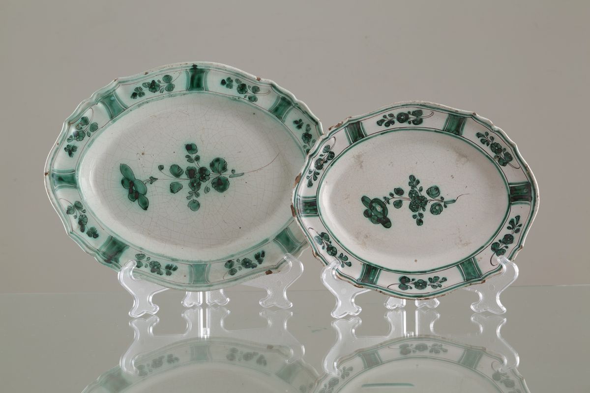 Due Vassoi e Due Piatti in Maiolica di Cerreto. XVIII Secolo. Lievi Difetti. M...