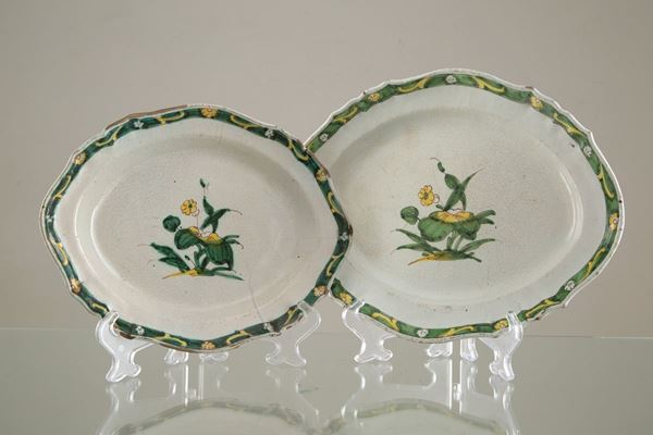 Due vassoi in maiolica di  Cerreto. XVIII secolo. Difetti.
Mis. Lung cm. 34, P...