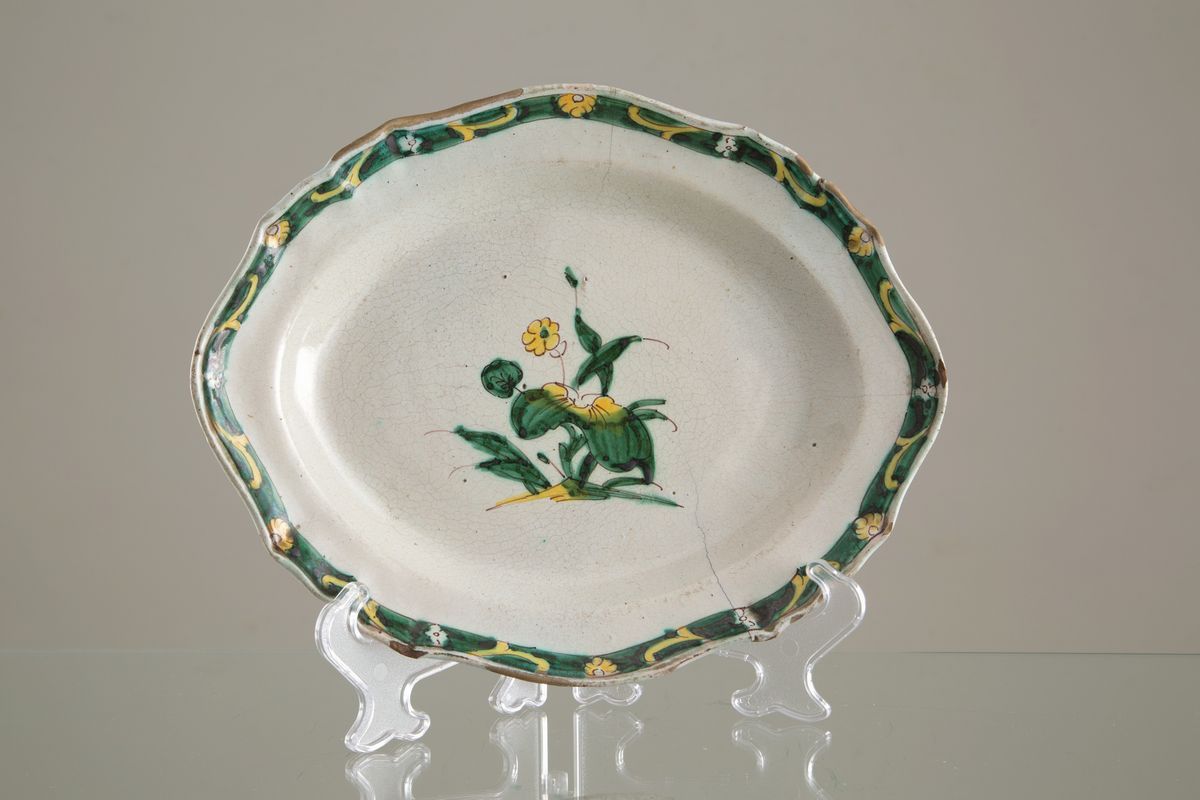 Due Vassoi in Maiolica di Cerreto. XVIII Secolo. Difetti. Mis. Lung CM. 34, P...