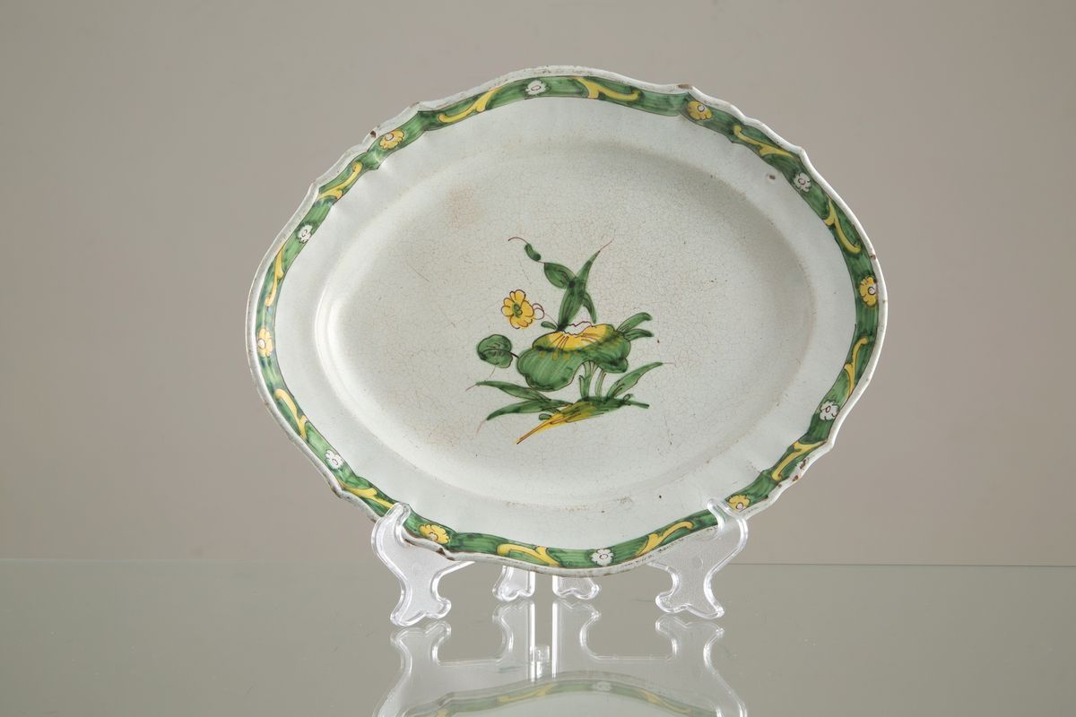 Due Vassoi in Maiolica di Cerreto. XVIII Secolo. Difetti. Mis. Lung CM. 34, P...