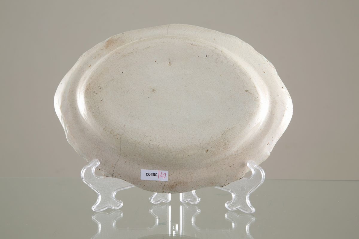 Due Vassoi in Maiolica di Cerreto. XVIII Secolo. Difetti. Mis. Lung CM. 34, P...