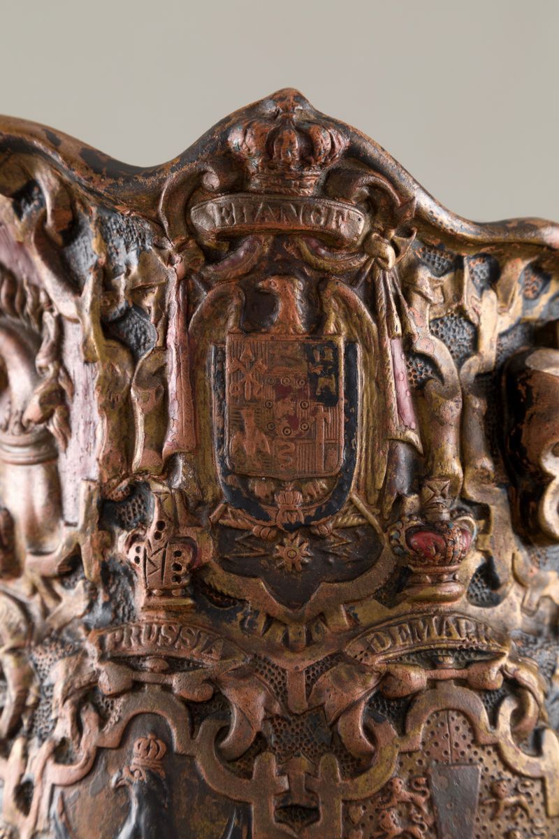 Brocca in Terracotta Policroma con Stemmi Araldici. Fine XIX Secolo....