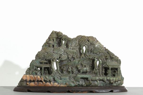 Scultura in pietra saponaria nei toni del verde raff. ''SCENA DI VITA ORIENTALE...