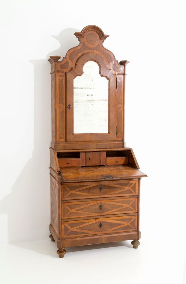 Bureau-trumeau in legno massello di noce intagliato a motivi geometrici. Alto V...