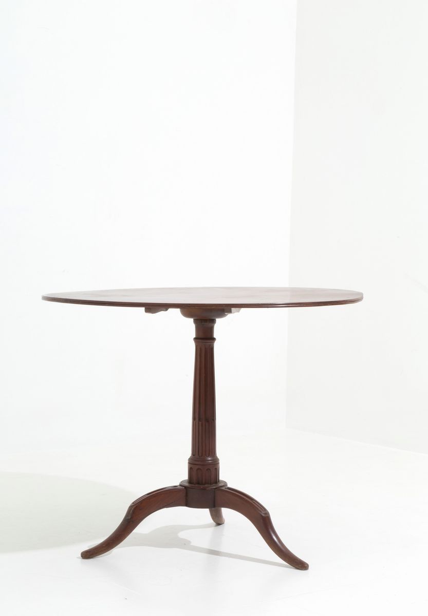 Tavolino Rotondo a Vela in Legno di Mogano. Inghilterra. XIX Secolo. Difetti....