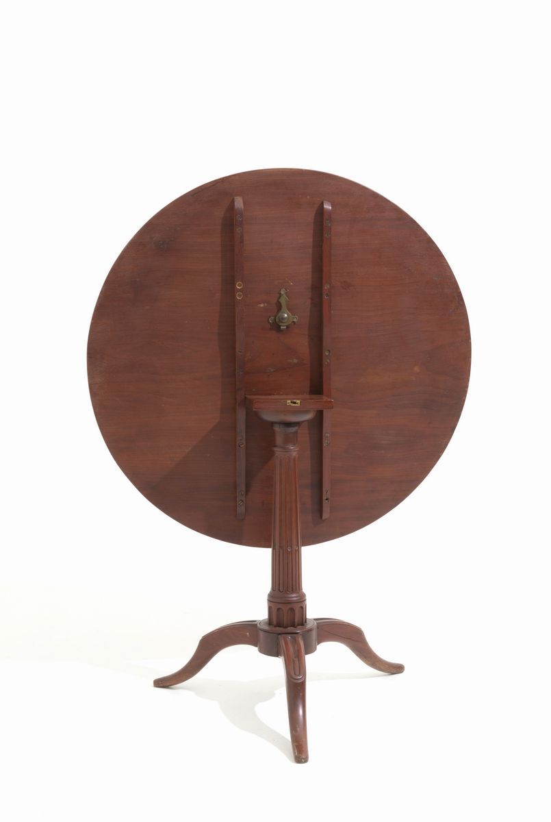 Tavolino Rotondo a Vela in Legno di Mogano. Inghilterra. XIX Secolo. Difetti....