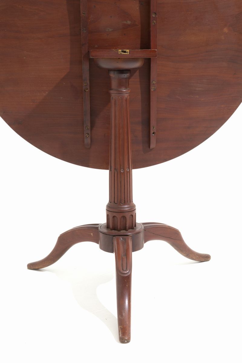 Tavolino Rotondo a Vela in Legno di Mogano. Inghilterra. XIX Secolo. Difetti....