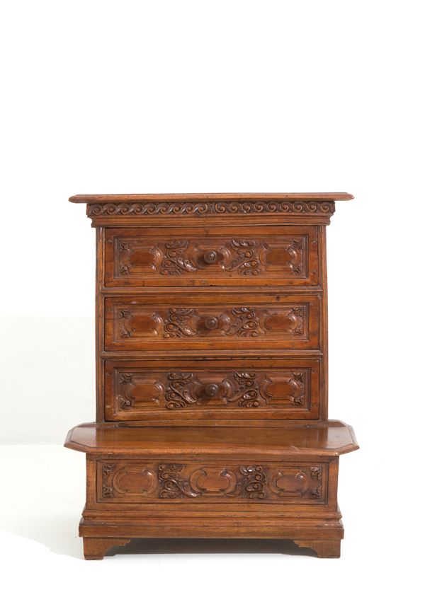Inginocchiatoio in legno di noce intagliato con tre cassetti. Veneto. XVII seco...