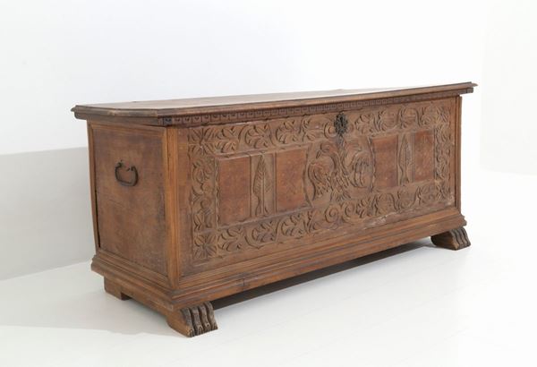 Cassapanca in legno di noce intagliato a motivi floreali con piedi leonini e ma...