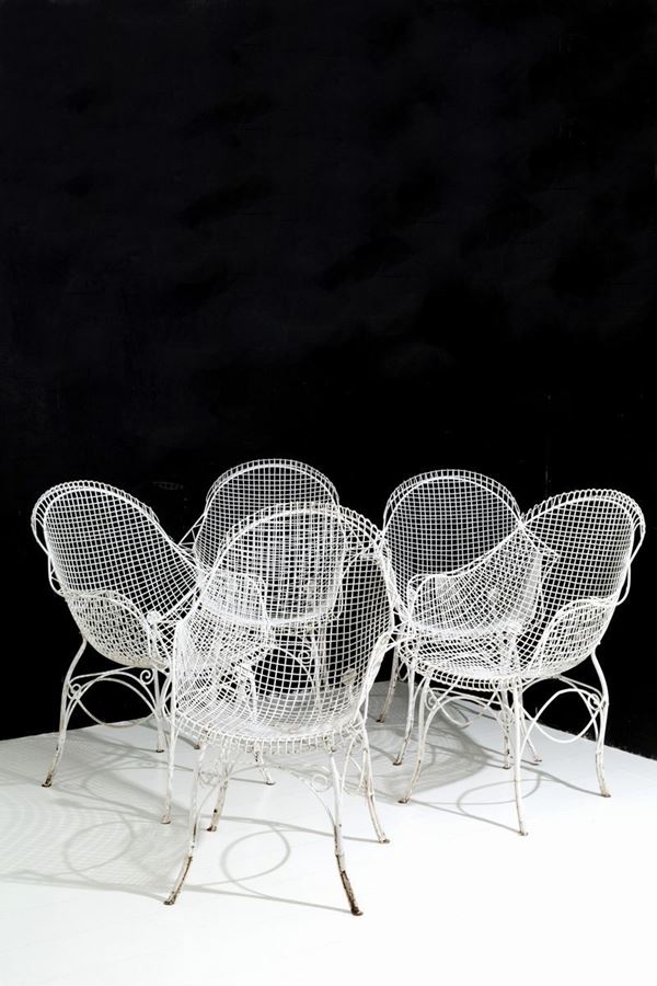 Cinque poltroncine da giardino in acciaio verniciato bianco con basi in ferro b...