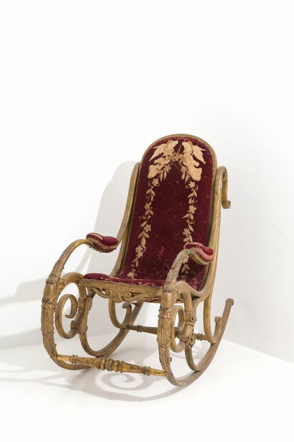 Sedia a dondolo Thonet in legno curvo e velluto. Anni '10-'20. Difetti....
