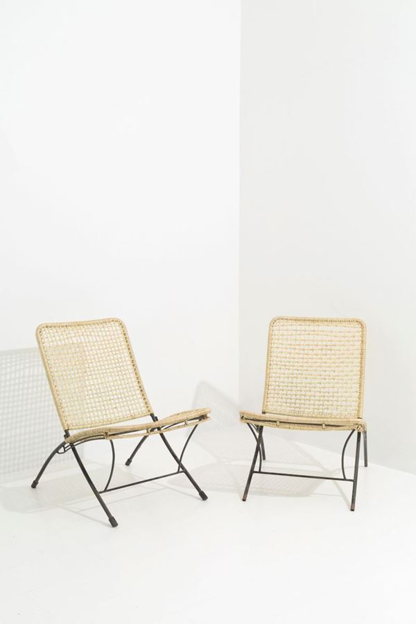 Due sedie pieghevoli in metallo verniciato con seduta in corda plastificata. Ma...