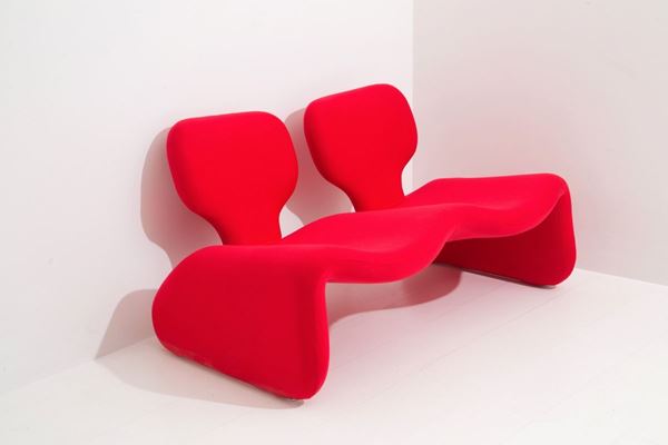 OLIVIER MOURGUE - OLIVIER MOURGUE (Parigi, 1939) per ARTIFORT. Divanetto sagomato in tessuto ross...