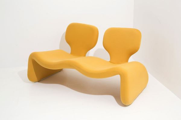 OLIVIER MOURGUE - OLIVIER MOURGUE (Parigi, 1939) per ARTIFORT. Divanetto sagomato in tessuto gial...