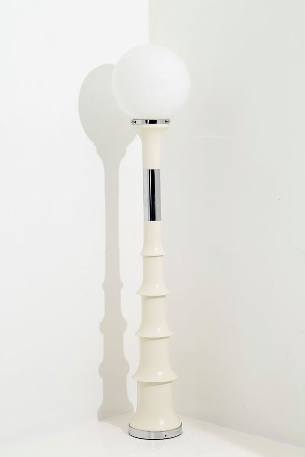 Lampada da terra in metallo verniciato, metallo cromato e sfera in vetro bianco...
