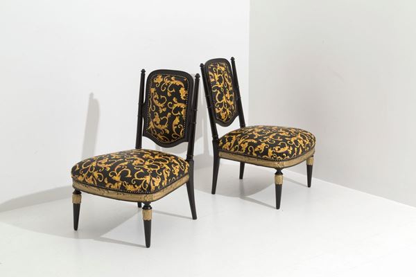 Coppia di poltrone in legno e tessuto fashion. XX secolo....