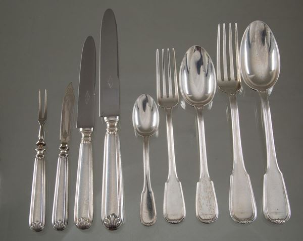 Servizio di posate in argento 800 composto da undici cucchiai grandi, undici cu...