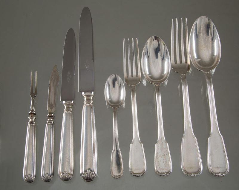Servizio di posate in argento 800 composto da undici cucchiai grandi, undici cu...