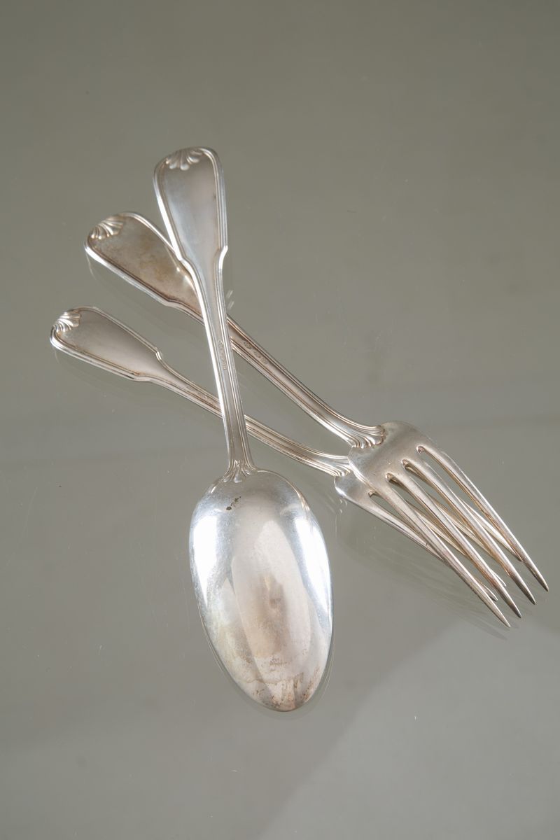Servizio di posate in argento 800 composto da undici cucchiai grandi, undici cu...