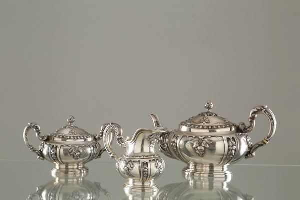 Teiera, zuccheriera e lattiera in argento 800, gr. 1700 ca. complessivi. XX sec...